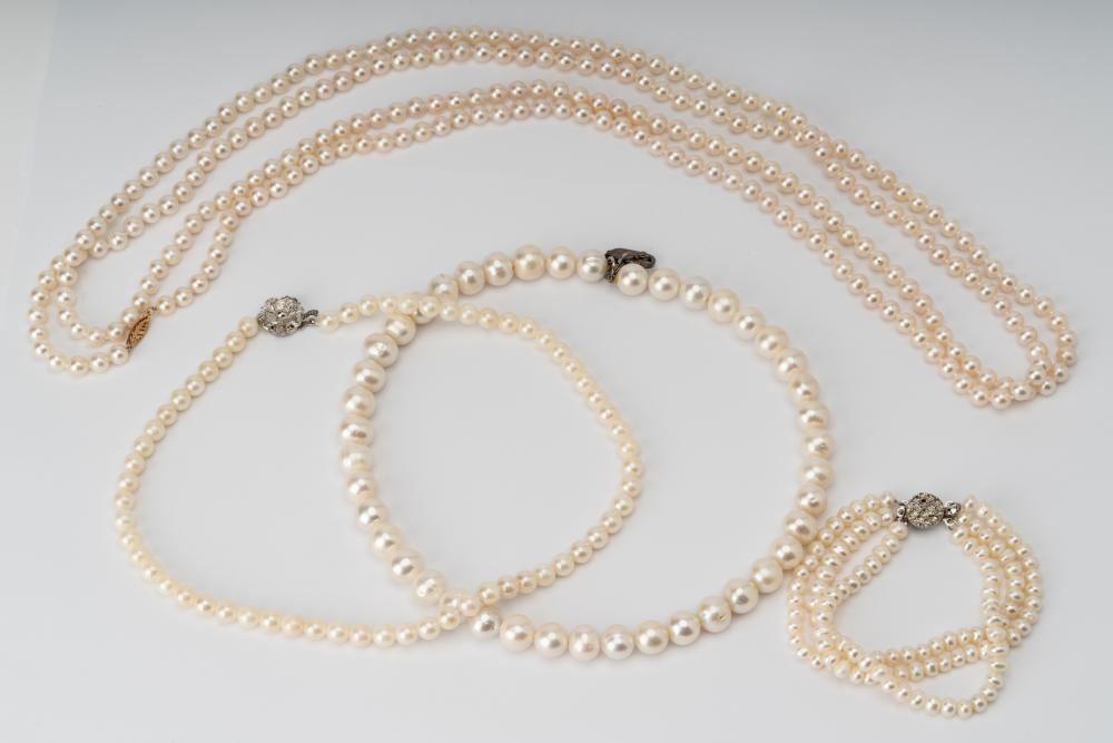 GROUP OF CULTURED PEARL JEWELRYComprising 32d590