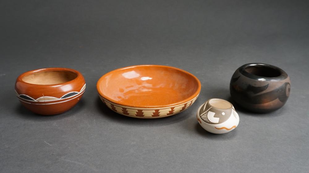 FOUR ASSORTED NATIVE AMERICAN POTTERY 32dddb