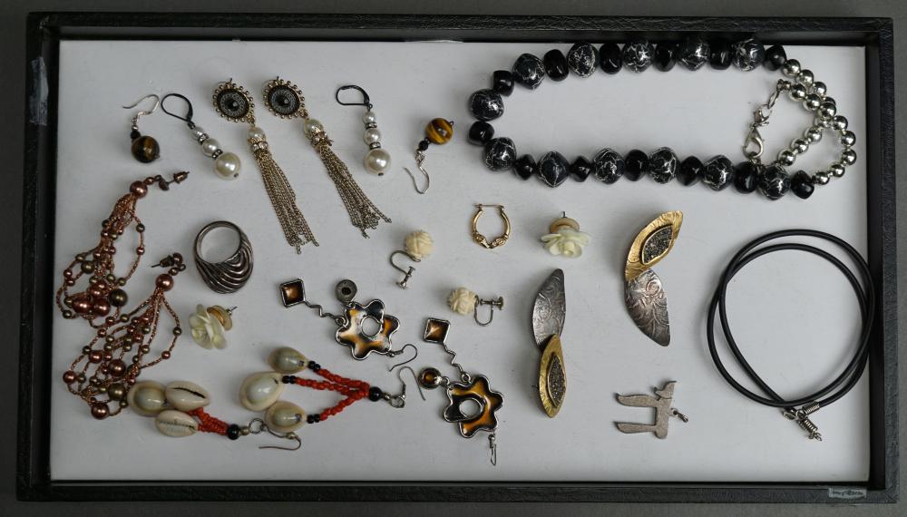 GROUP OF ASSORTED FASHION JEWELRY 330749