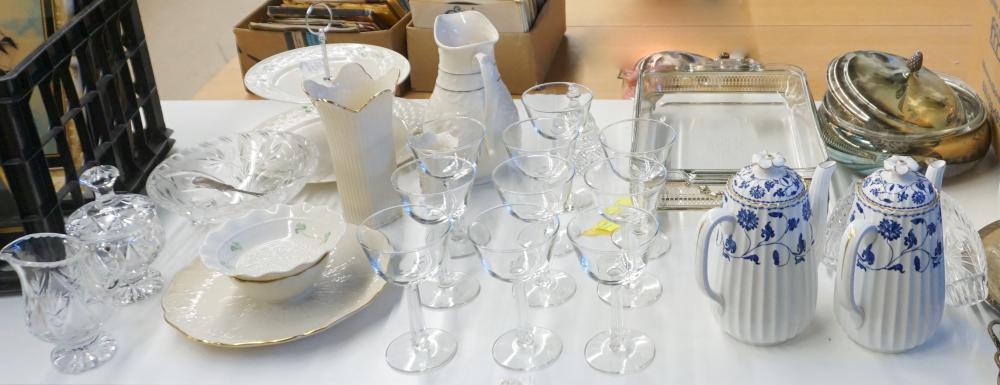 COLLECTION OF GLASS PORCELAIN 330e31