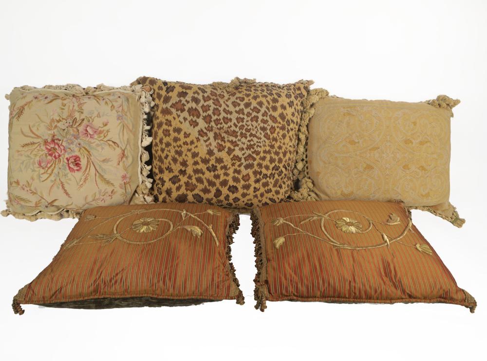 FIVE THROW PILLOWScomprising two 3315ef