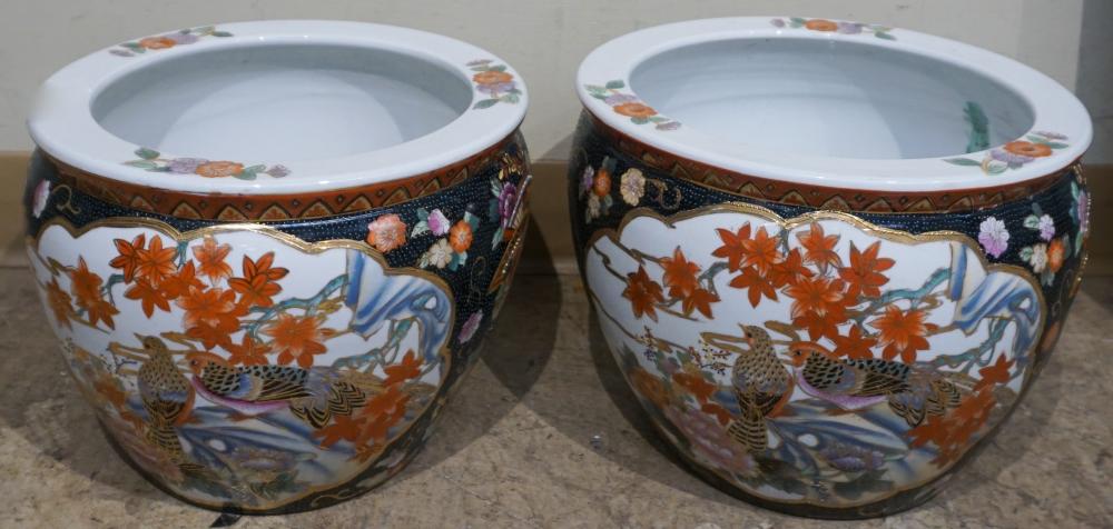 PAIR OF CHINESE POLYCHROME DECORATED 32f76d