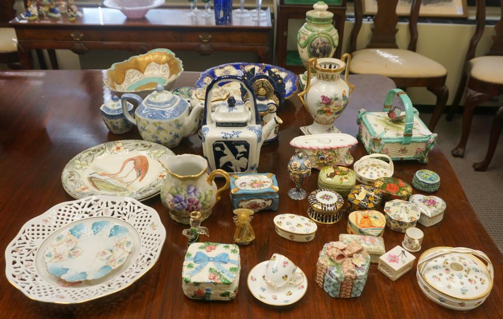 GROUP OF ASSORTED MAJOLICA PORCELAIN 330073
