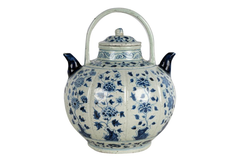 CHINESE BLUE WHITE TEAPOTunmarked 3330f6