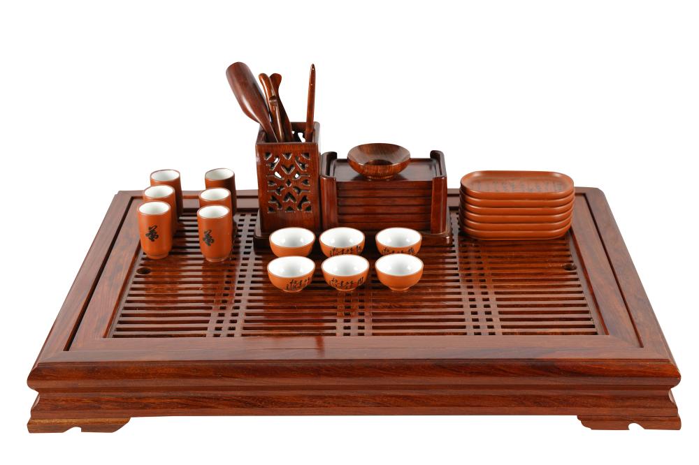 CHINESE WOOD TEA TABLEwith accessories  333828