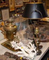 AN ASSORTMENT OF DECORATIONS & COLLECTIBLES