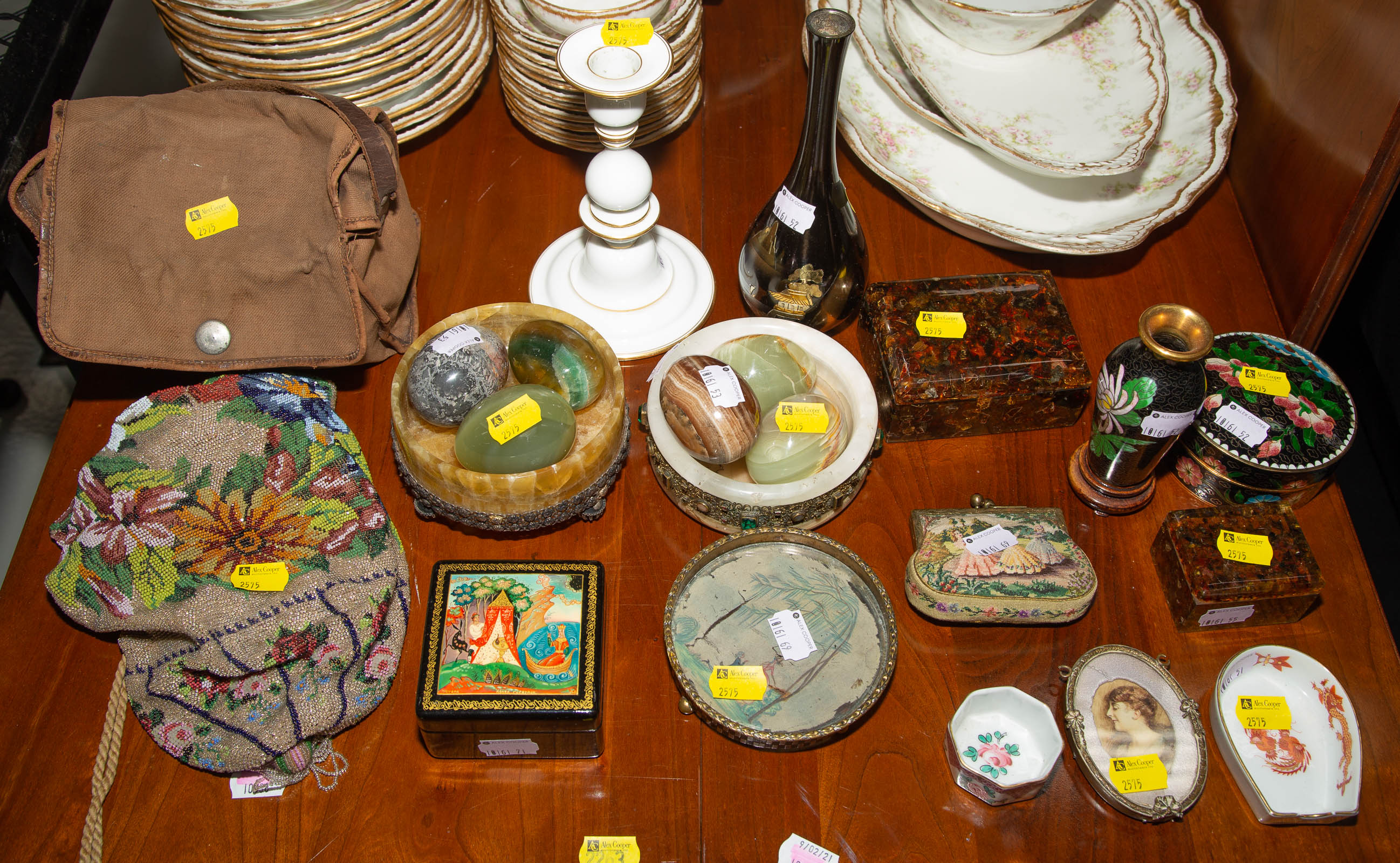 A SELECTION OF DECORATIVE ITEMS
