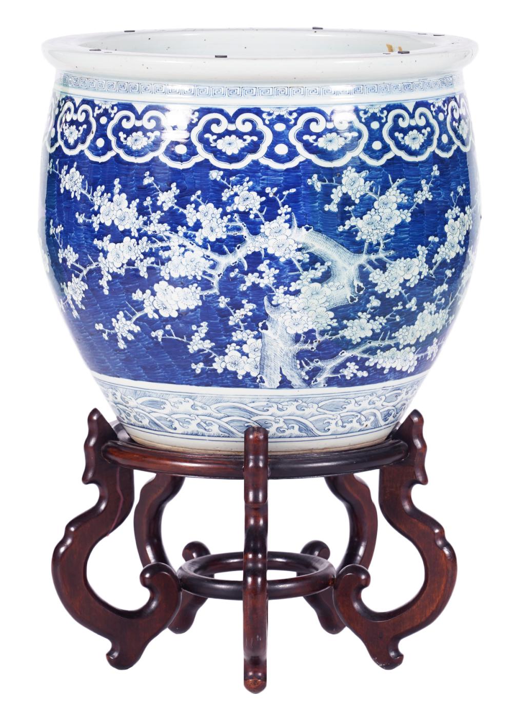 LARGE CHINESE PORCELAIN BLUE AND 338277