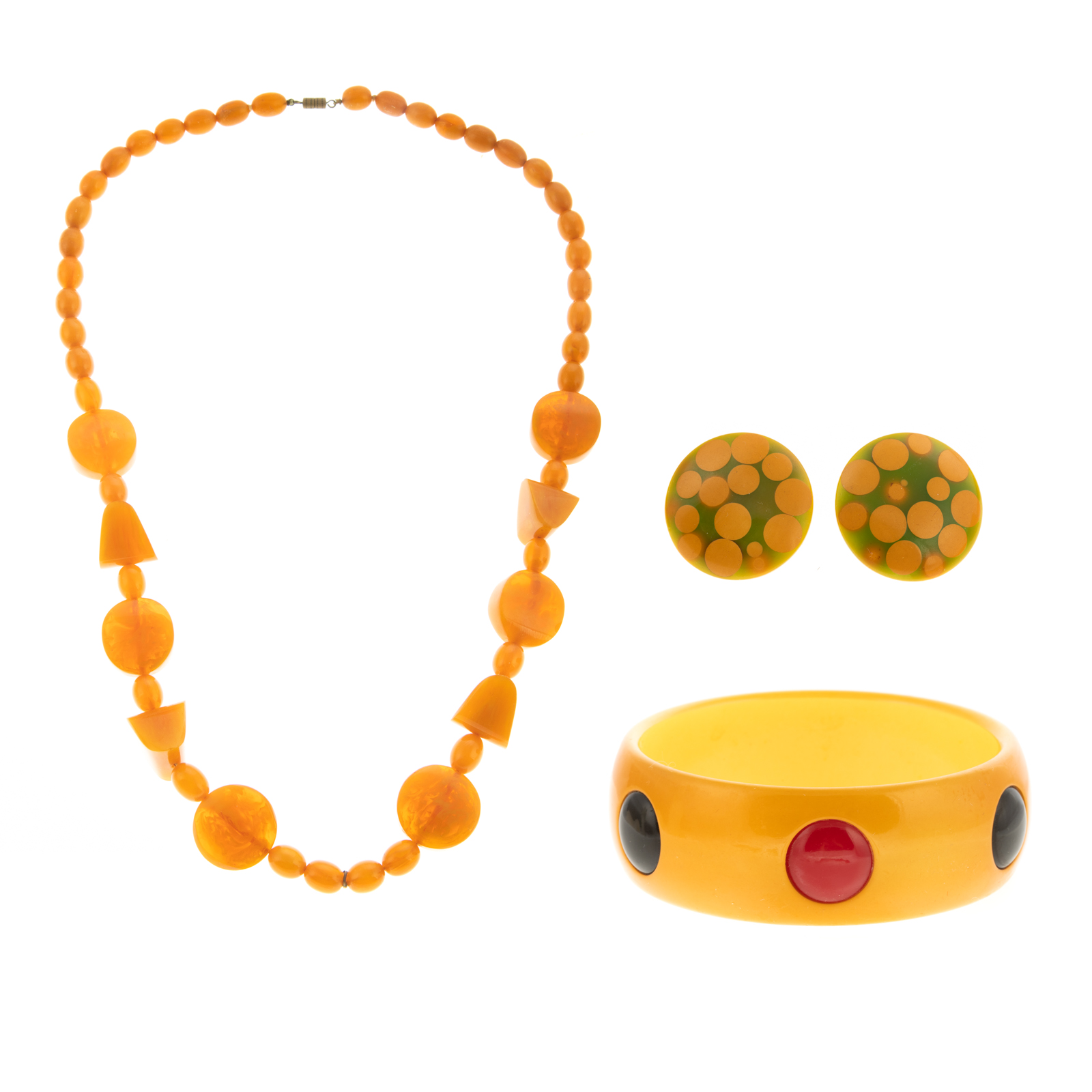 A COLLECTION OF BAKELITE JEWELRY 338639