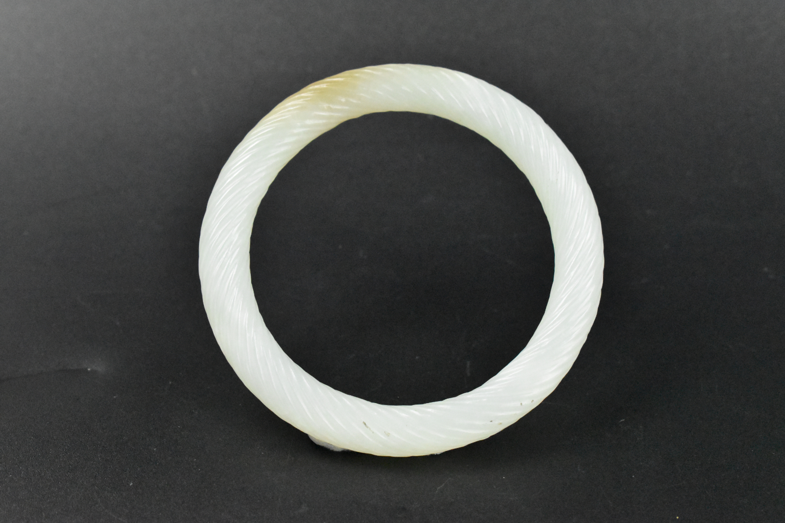 CHINESE WHITE JADE CARVED BANGLE QING 33a685
