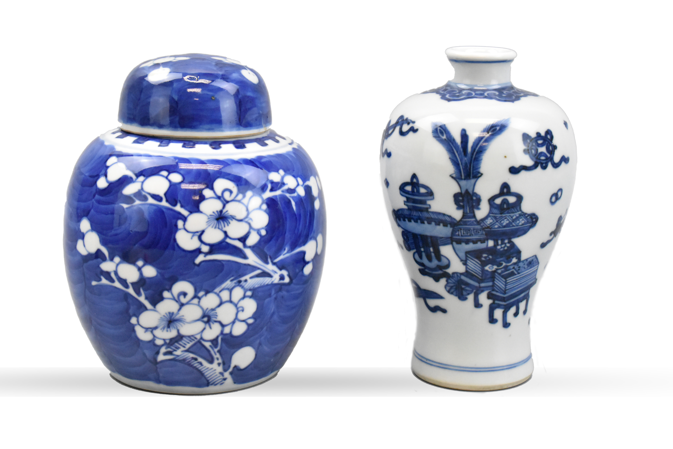 CHINESE BLUE WHITE COVERED JAR 33a706