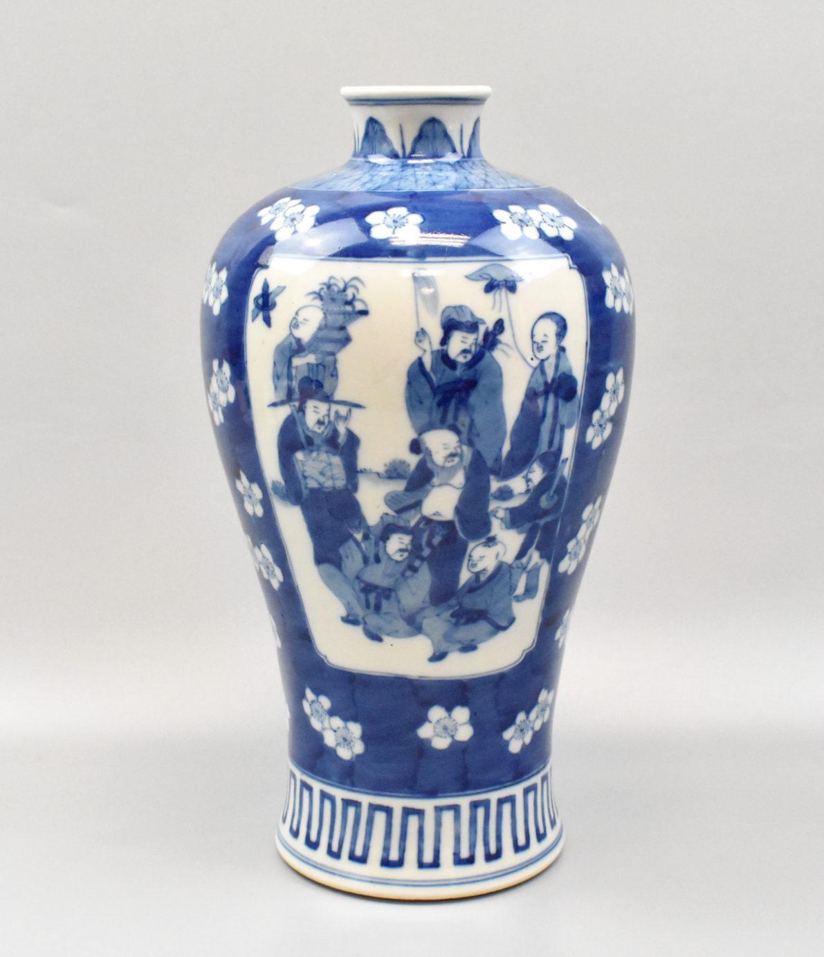CHINESE BLUE WHITE VASE W EIGHT 33a876