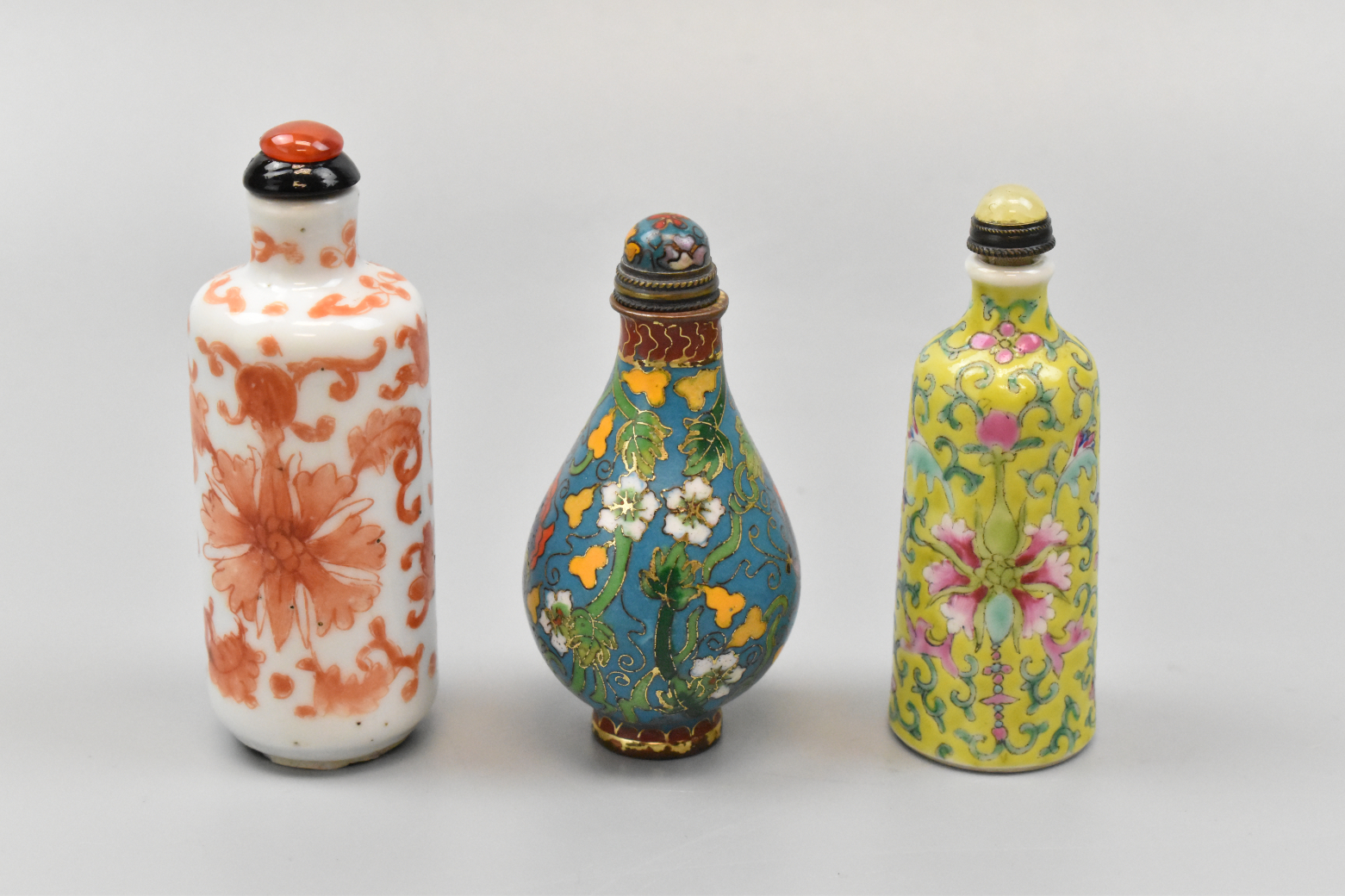 3 CHINESE SNUFF BOTTLE,PORCELAIN