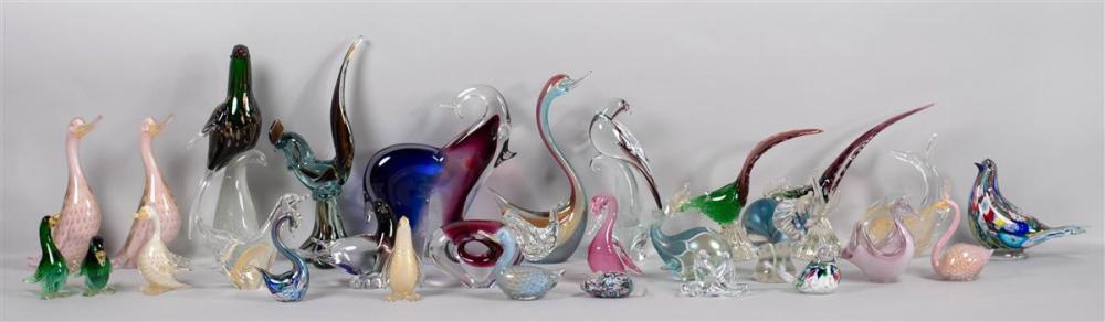 COLLECTION OF ASSORTED GLASS ANIMALS  33b360