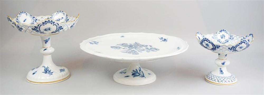 THREE MEISSEN PORCELAIN BLUE AND 33b606