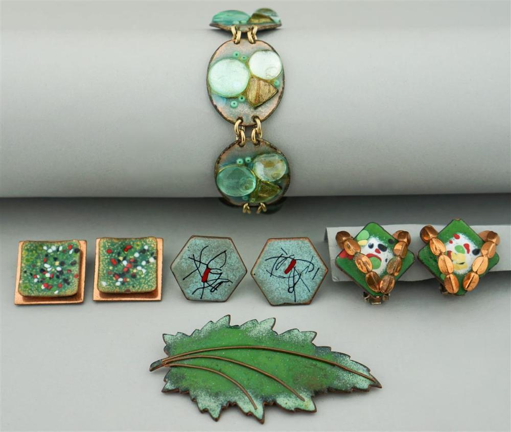 COLLECTION OF VINTAGE ENAMEL ON 339a66