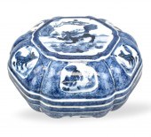 CHINESE BLUE WHITE COVERED BOX 33a179
