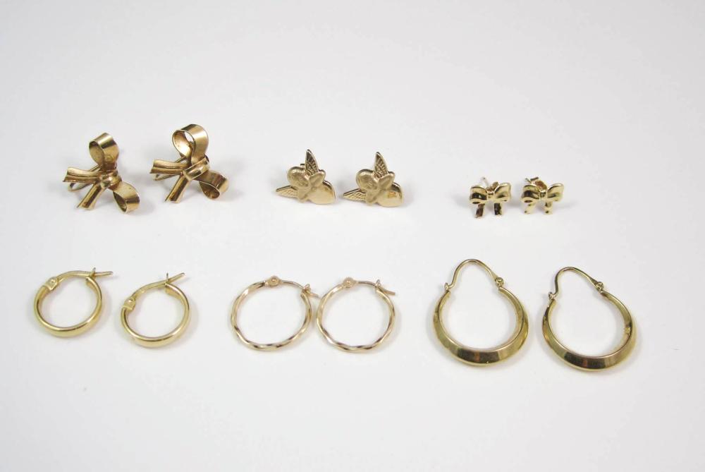 SIX PAIRS OF YELLOW GOLD EARRINGS  33df2c