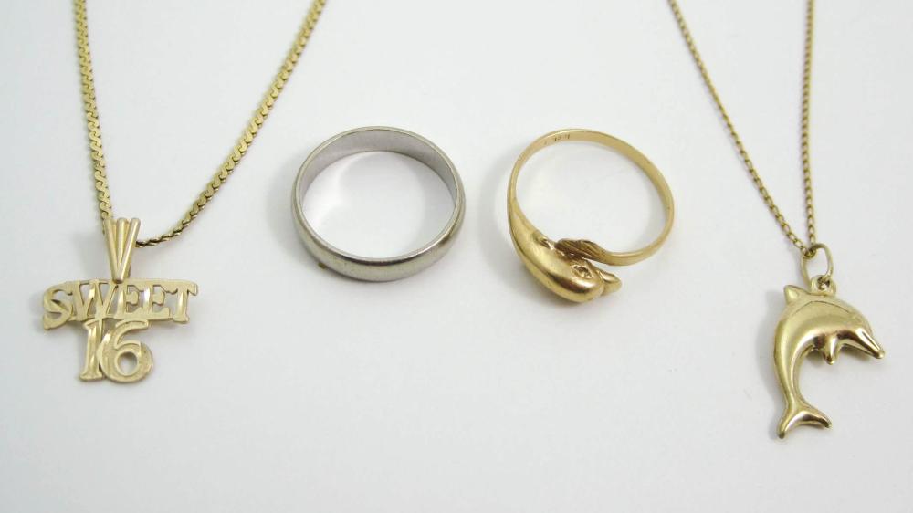 FOUR ARTICLES OF GOLD JEWELRY  33df26
