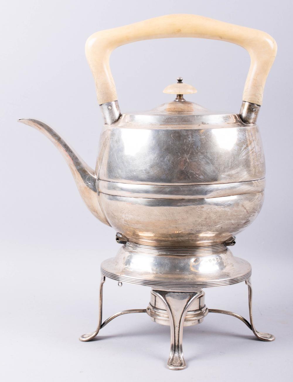 GEORGE III ARMORIAL SILVER TEAPOT 33c7a8