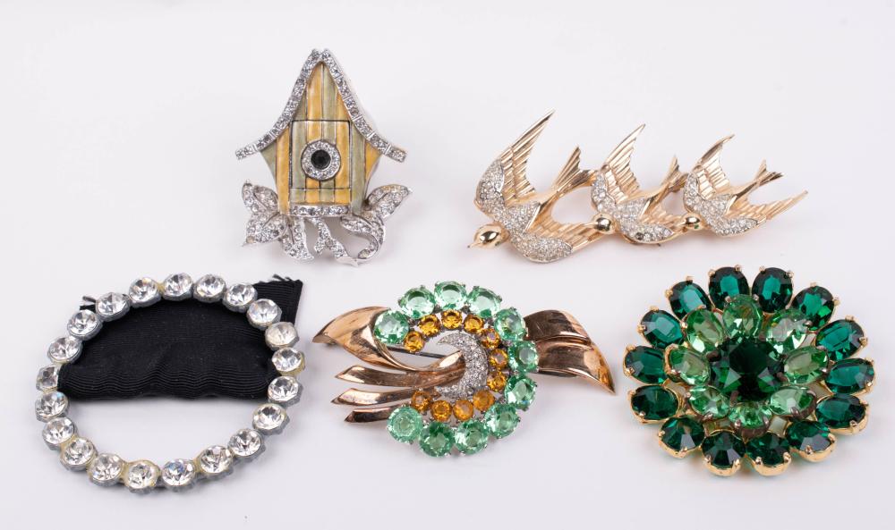 COLLECTION OF COSTUME JEWELRY  33c866