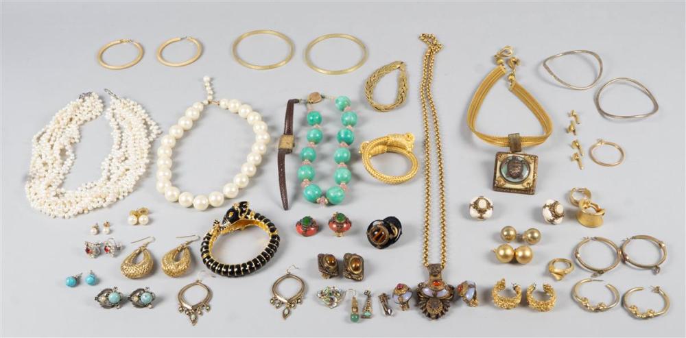 COLLECTION OF COSTUME JEWELRY AND 33c873