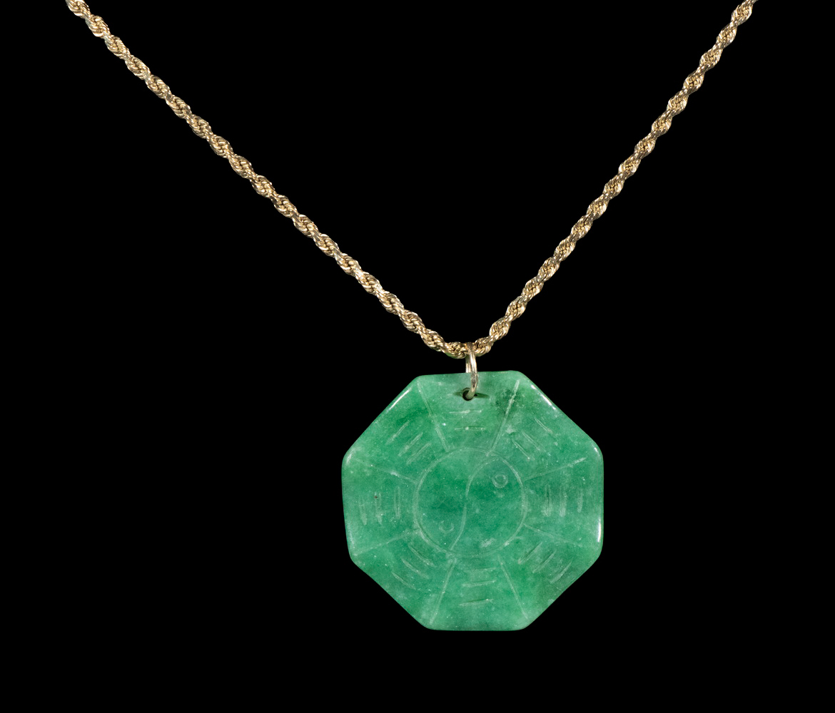 CHINESE JADE PENDANT ON GOLD CHAIN 33fed6