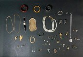 GROUPING OF COSTUME JEWELRY AND 3405de