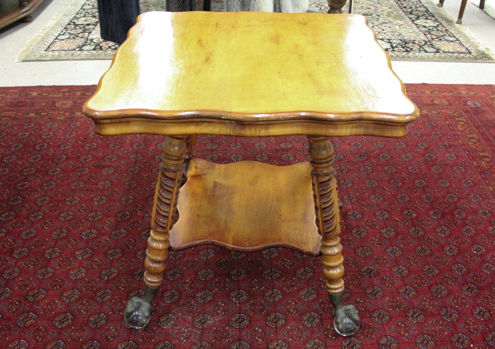 VICTORIAN YELLOW MAPLE LAMP TABLE  33e1ef