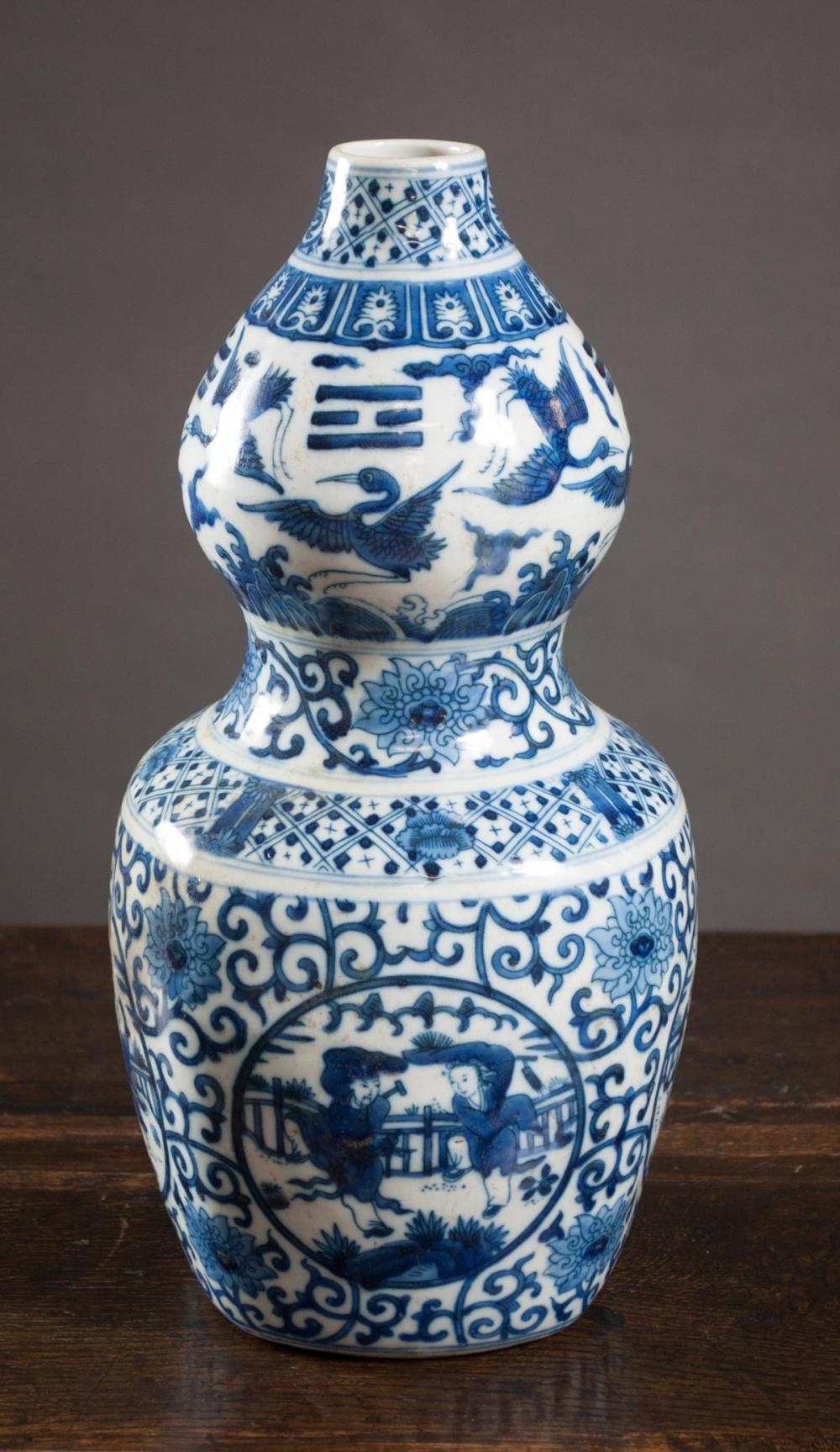 CHINESE MING STYLE BLUE AND WHITE 33e659