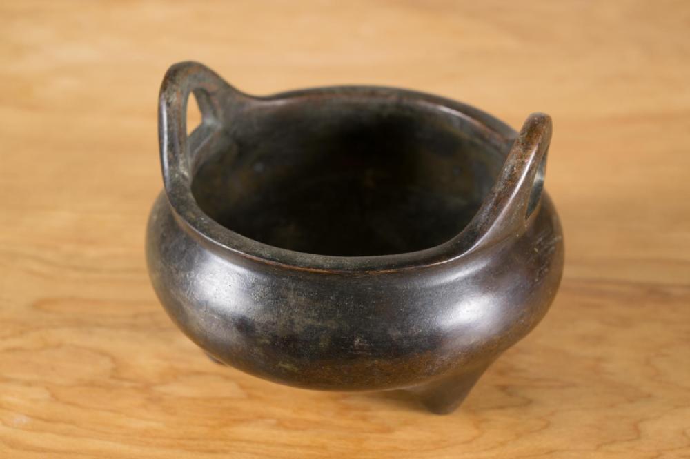 CHINESE BRONZE CENSER TRI FOOTED 33eb93