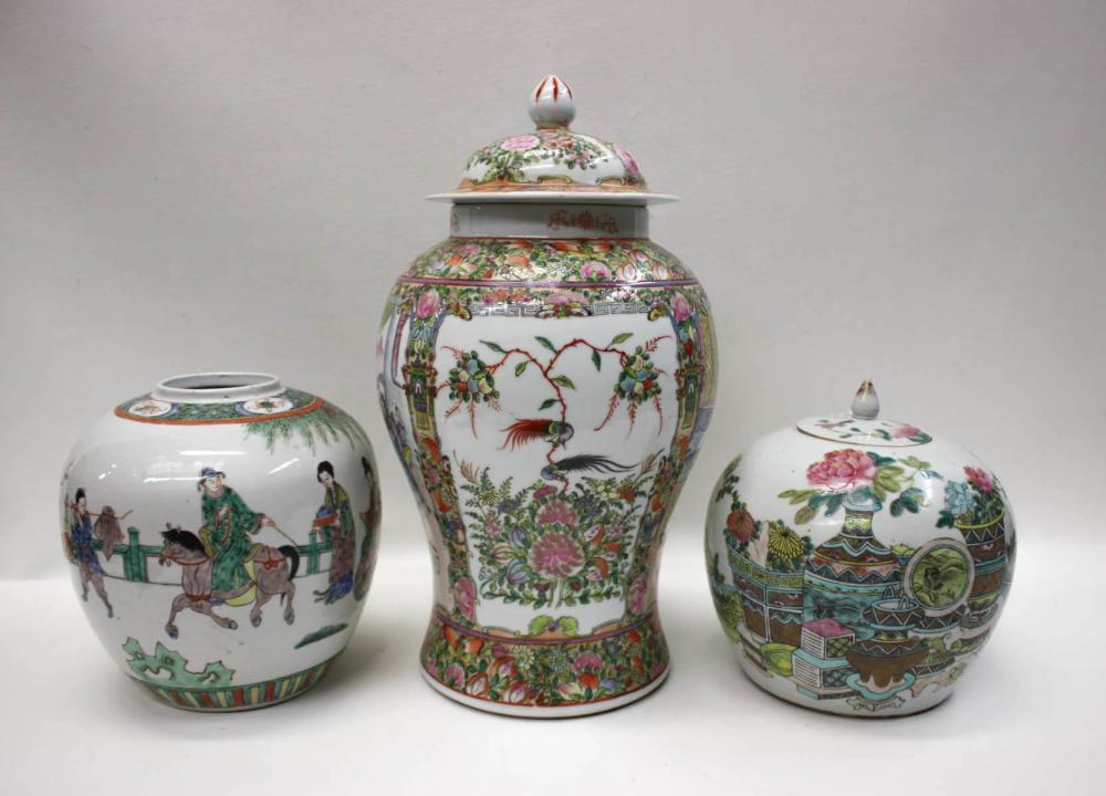 THREE CHINESE HAND PAINTED PORCELAIN 33ee95