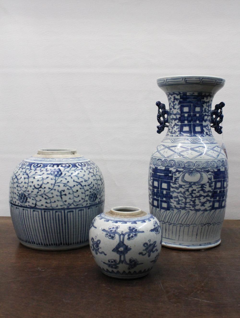 THREE CHINESE BLUE AND WHITE PORCELAIN 341b45