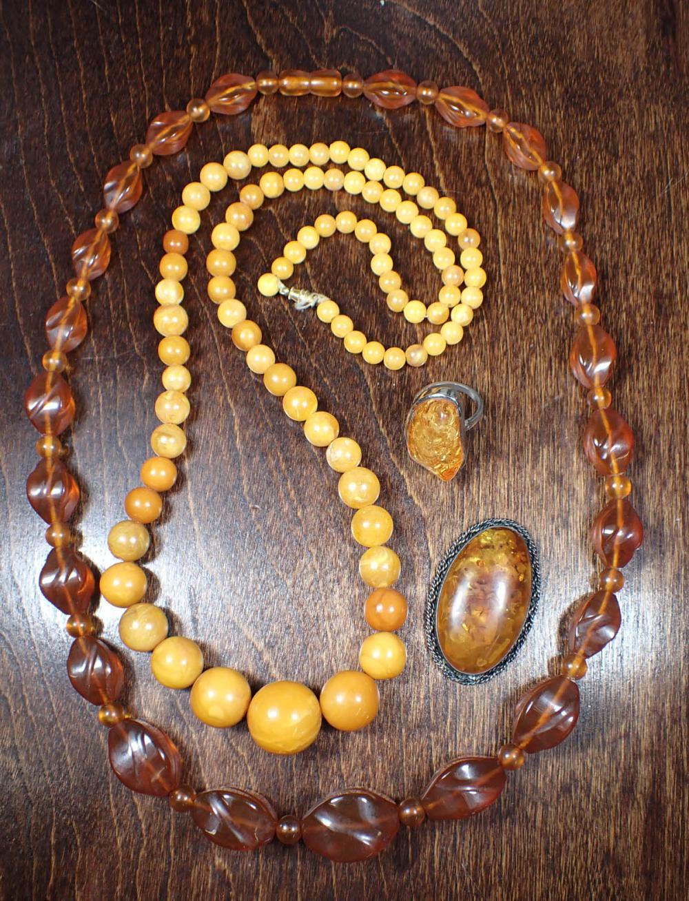 FOUR ARTICLES OF BALTIC AMBER JEWELRYFOUR 342409