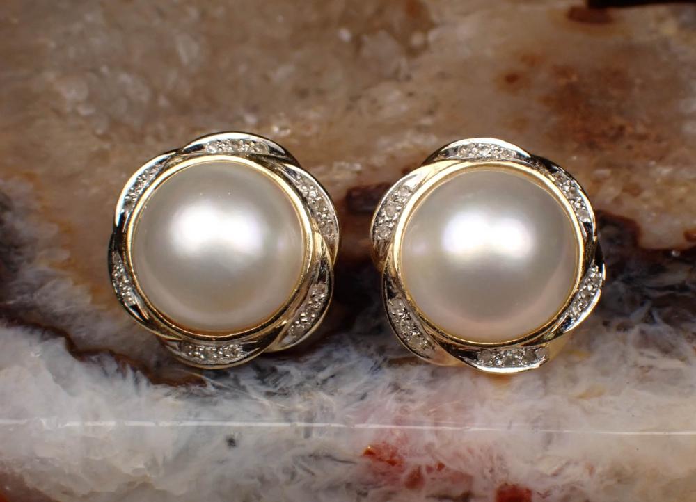 PAIR OF MABE PEARL DIAMOND AND 3425ef