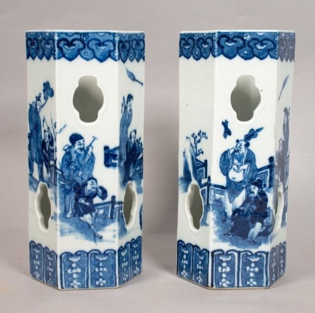 PAIR OF CHINESE BLUE AND WHITE 340b67