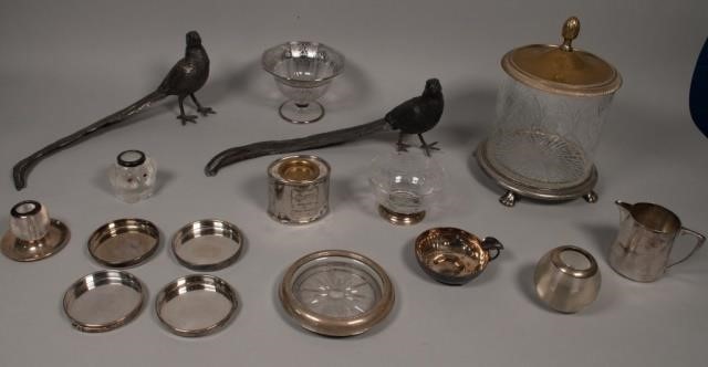 GROUPING OF 16 DECORATIVE ACCESSORIESGrouping 340bc8