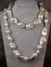 LARGE BAROQUE WHITE PEARL NECKLACELARGE 340d09