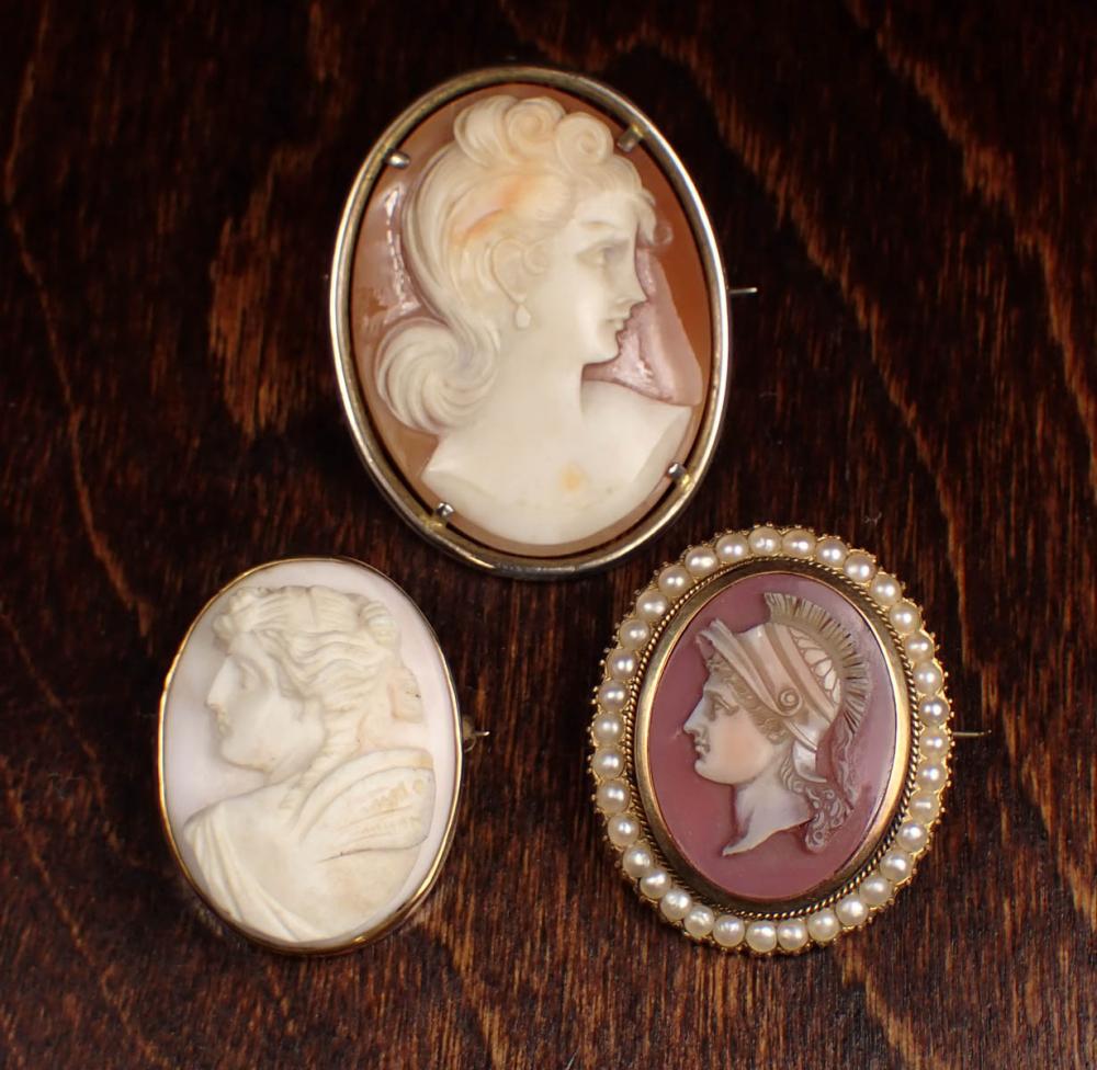 COLLECTION OF THREE CAMEO BROOCHESCOLLECTION 341746
