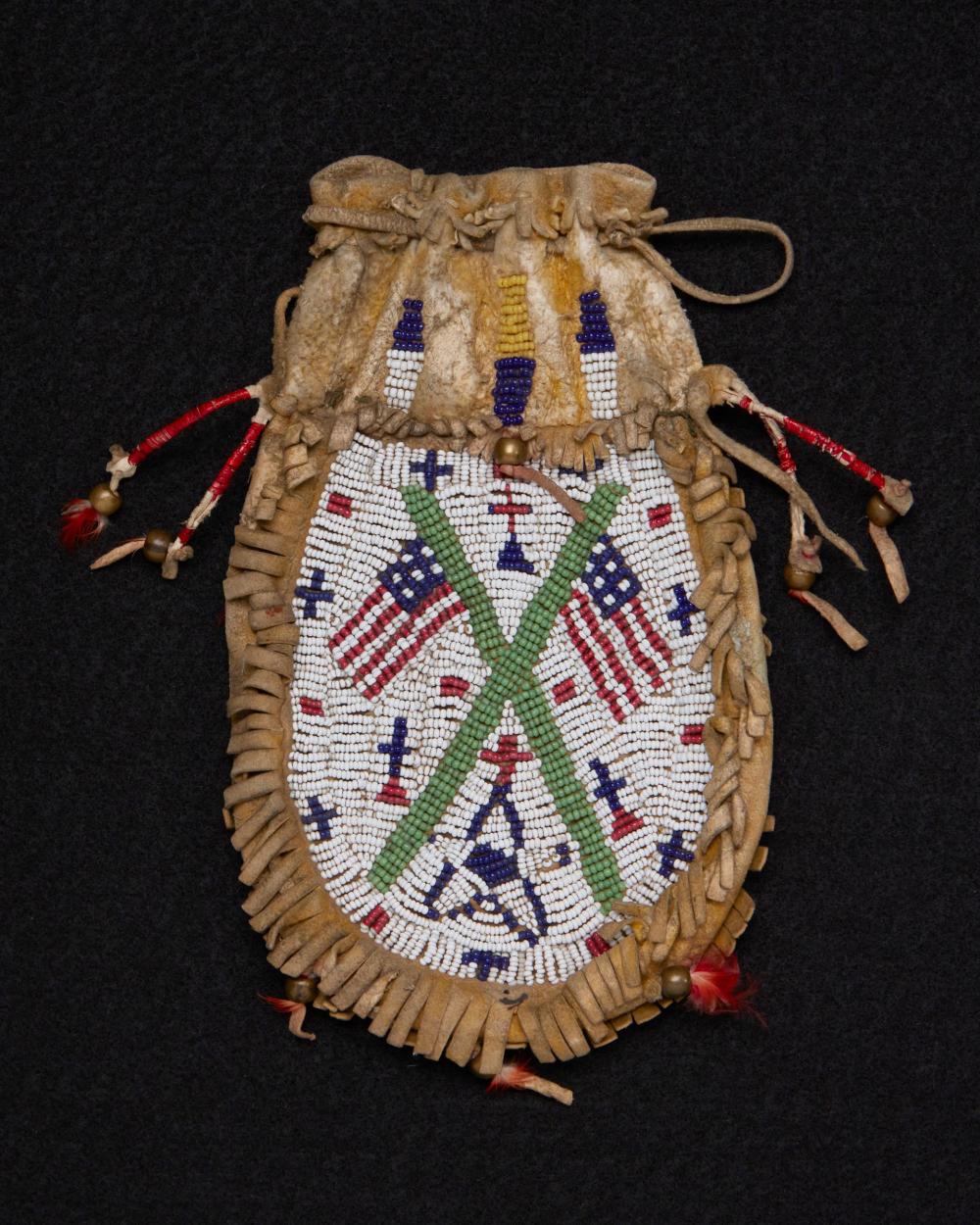 A SIOUX BEADED HIDE FLAG BAGA Sioux 3446ba