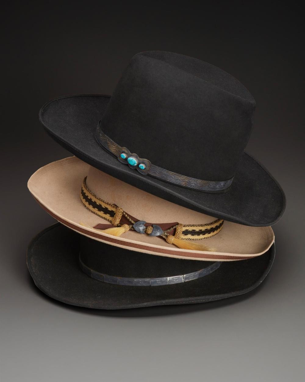 A GROUP OF THREE FELT HATS WITH 3447ce