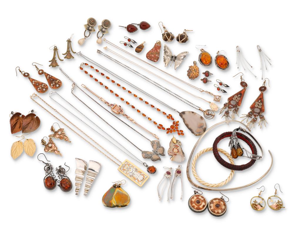 A GROUP OF JEWELRY INCLUDING AMBERA 3436cd