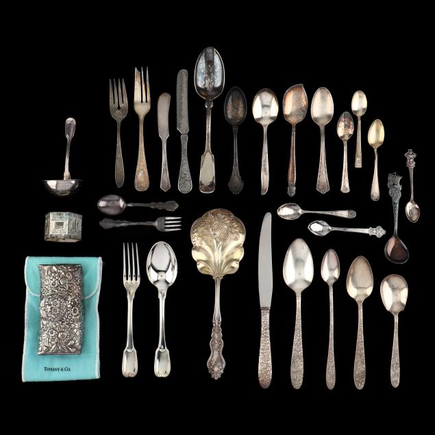 A GROUPING OF SILVERPLATE FLATWARE 348743