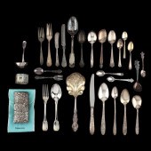 A GROUPING OF SILVERPLATE FLATWARE AND
