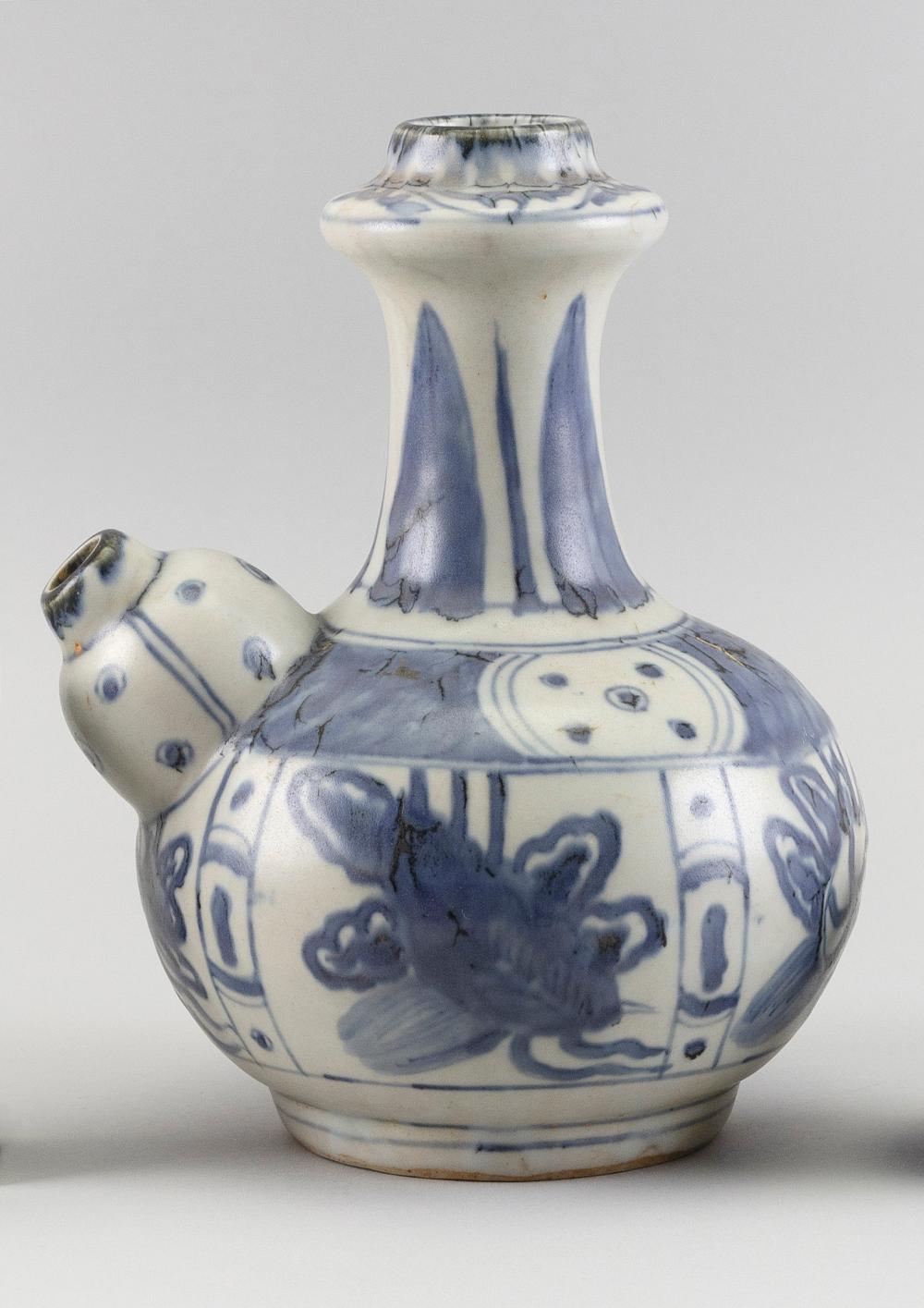 CHINESE MING STYLE BLUE AND WHITE 34c303