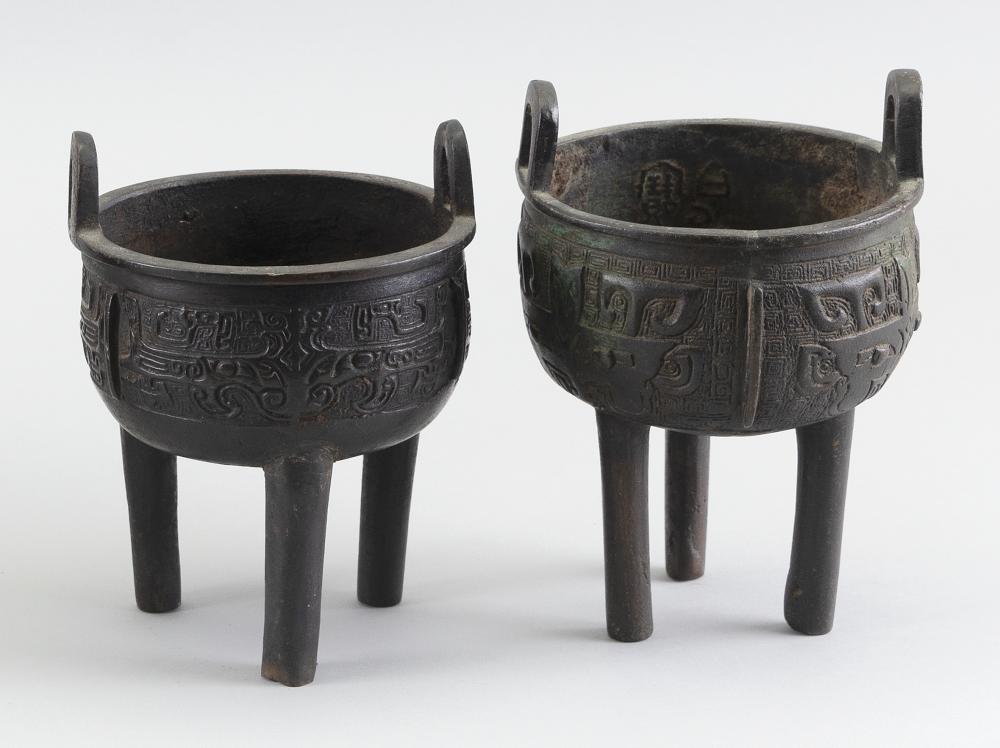 TWO CHINESE ARCHAIC STYLE BRONZE 34c366