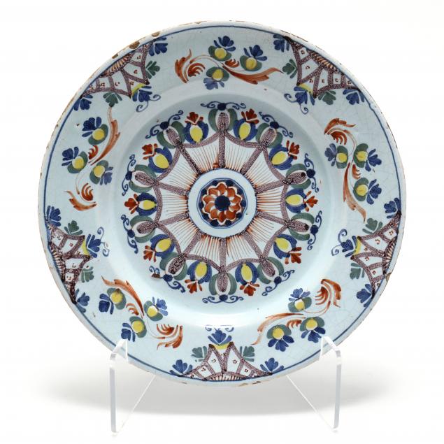 ENGLISH DELFT CHARGER IN THE "ANNE