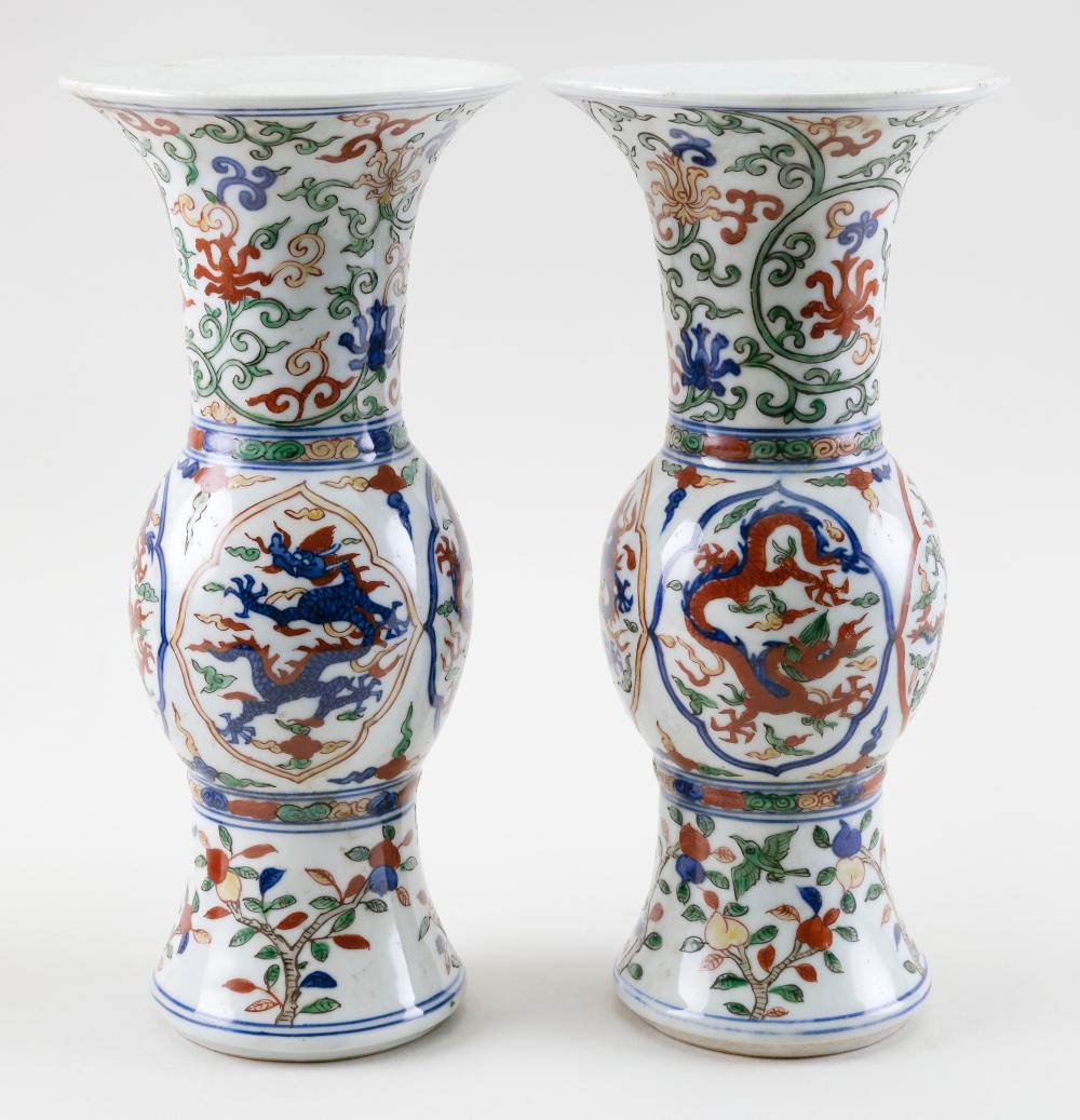 PAIR OF CHINESE WUCAI PORCELAIN