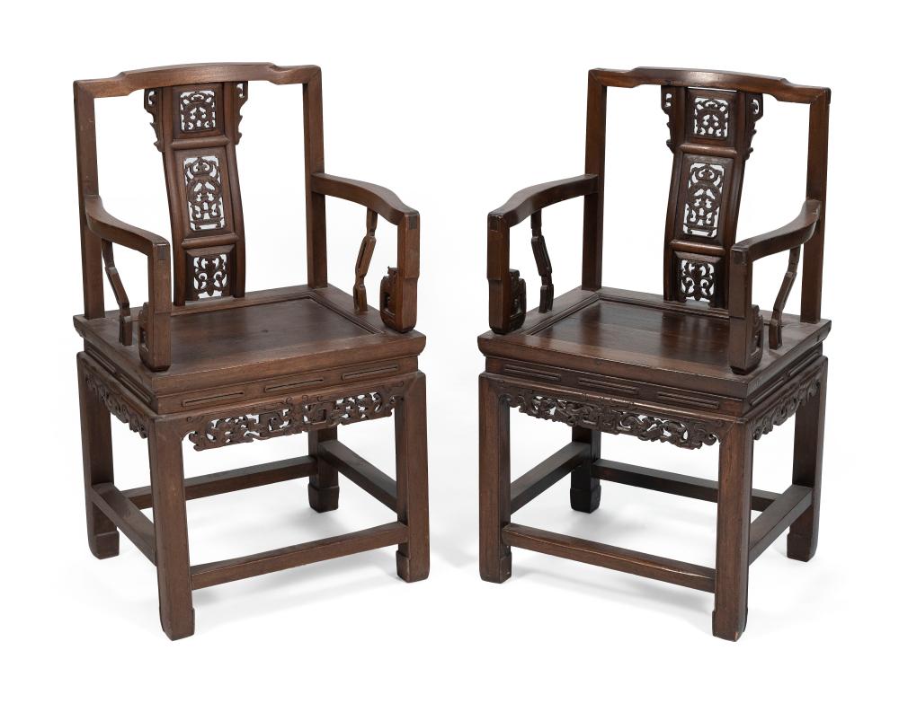 PAIR OF CHINESE CARVED ELMWOOD 34e554