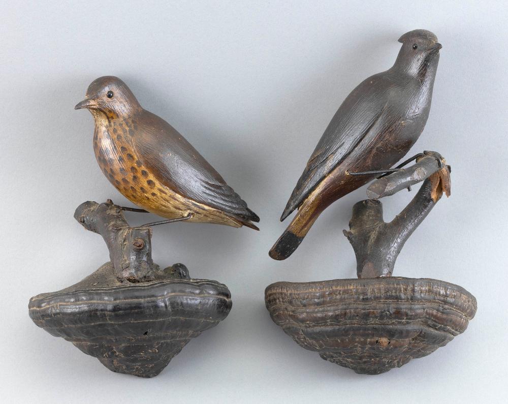 PAIR OF CARVED SONGBIRDS ATTRIBUTED 3507c5